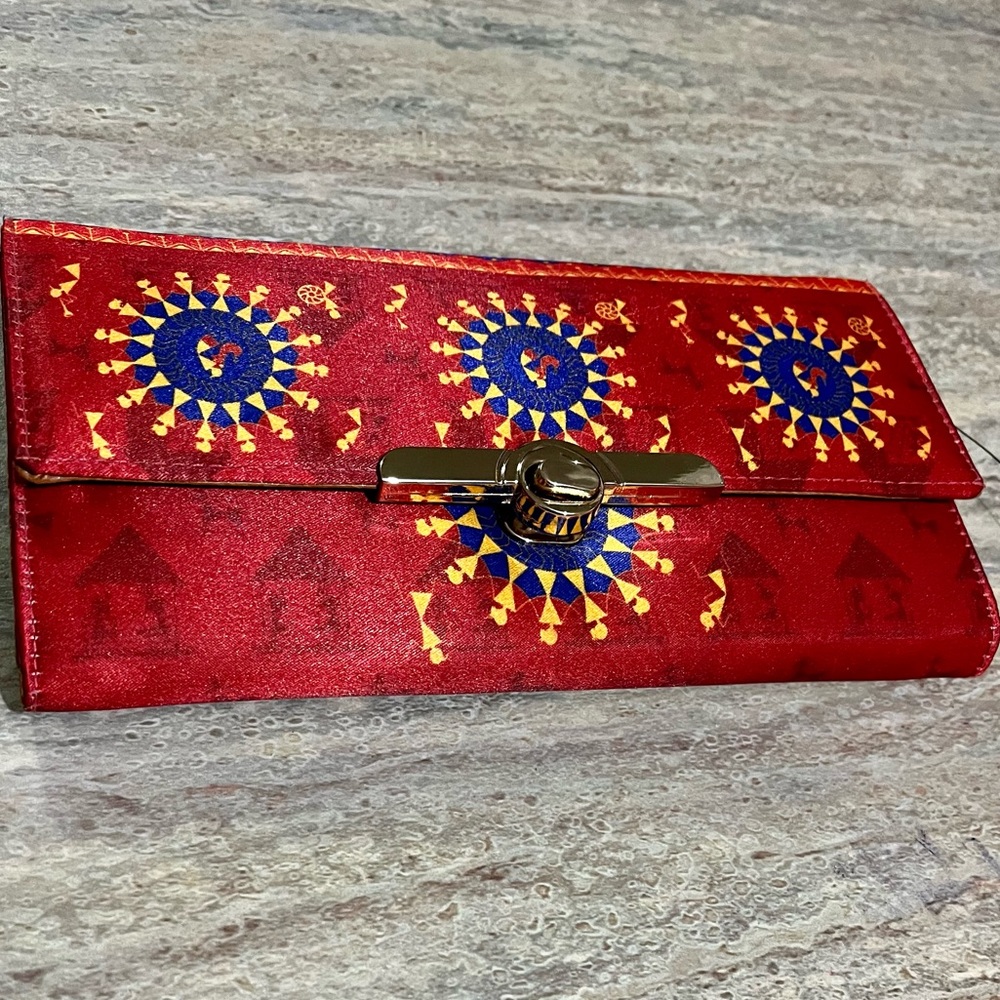 NWOT All Things Sundar wallet. Really cute